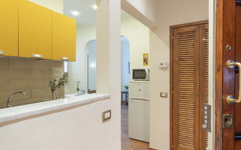 Vintage Apartment in Florence: Cabinetry, Bygning, Tap, Håndvask, Countertop, Dør, Indretning, Hus, Træ