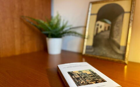 Vintage Apartment in Florence: Plante, Ejendom, Bord, Stueplante, Træ, Blomsterkrukke, Bestil, Offentliggørelse, Gulvbelægning, Etage