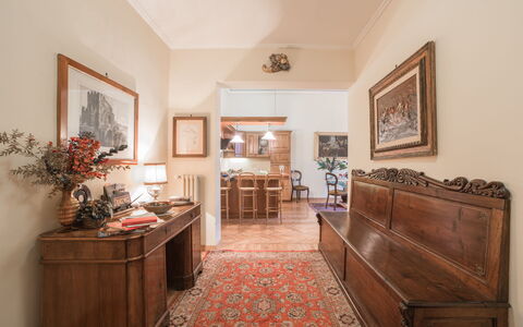 Duomo Suite: Billedramme, Ejendom, Cabinetry, Bord, Plante, Træ, Blomst, Indretning, Stueplante, Skuffe