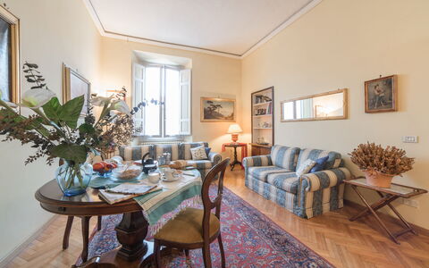 Duomo Suite: Bord, Billedramme, Møbel, Ejendom, Plante, Vindue, Azure, Couch, Træ, Indretning