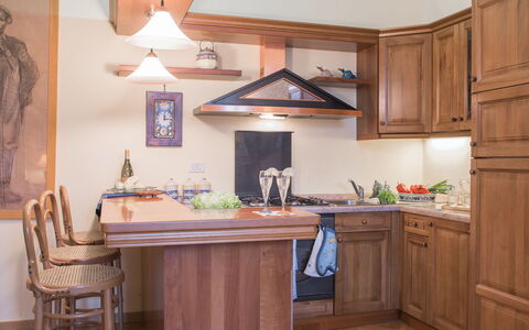 Duomo Suite: Møbel, Ejendom, Cabinetry, Countertop, Bygning, Træ, Belysning, Indretning, Bord, Etage