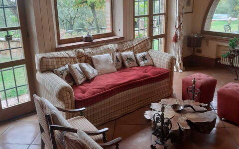 Villa Nibbiano: Møbel, Couch, Ejendom, Vindue, Bord, Træ, Stue, Textile, Indretning, Komfort