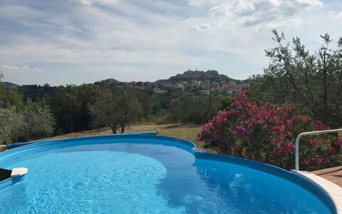 Villa Nibbiano: Vand, Sky, Himmel, Ejendom, Plante, Svømmepøl, Azure, Naturlige Landskab, Krop Af Vand