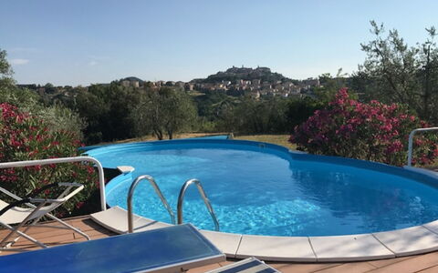 Villa Nibbiano: Vand, Plante, Himmel, Svømmepøl, Azure, Udendørs Møbler, Træ, Krop Af Vand, Fritid, Rektangel