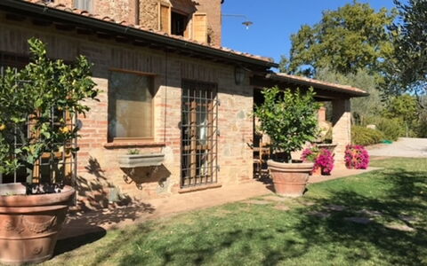 Villa Nibbiano: Plante, Bygning, Vindue, Ejendom, Himmel, Blomsterkrukke, Hus, Træ, Sommerhus, Boligområde