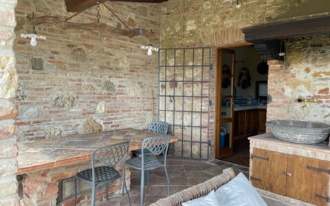 Villa Nibbiano: Møbel, Ejendom, Træ, Bord, Indretning, Etage, Bygning, Gulvbelægning, Hårdttræ, Ejendom