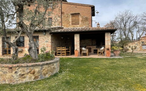 Villa Nibbiano: Plante, Himmel, Vindue, Bygning, Træ, Sky, Land Lot, Træ, Græs, Hus