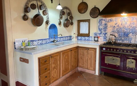 Villa Nibbiano: Cabinetry, Møbel, Countertop, Køkken, Træ, Indretning, Skuffe, Gulvbelægning, Etage, Husholdningsapparat