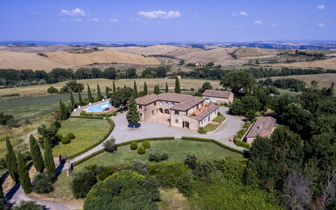 Villa Sulle Crete: Sky, Plante, Himmel, Træ, Natur, Land Lot, Landskab, Urban Design, Landdistrikt, Almindeligt