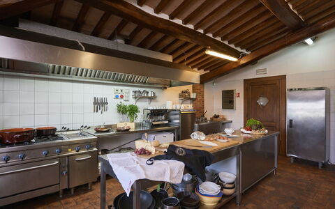 Villa Sulle Crete: Møbel, Countertop, Cabinetry, Træ, Indretning, Køkken Apparat, Bygning, Køkken, Gulvbelægning, Bord