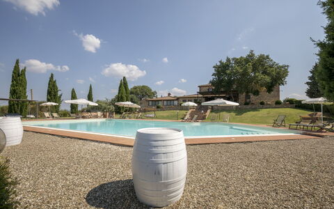 Villa Sulle Crete: Vand, Himmel, Plante, Sky, Vandressourcer, Daytime, Svømmepøl, Træ, Land Lot, Græs