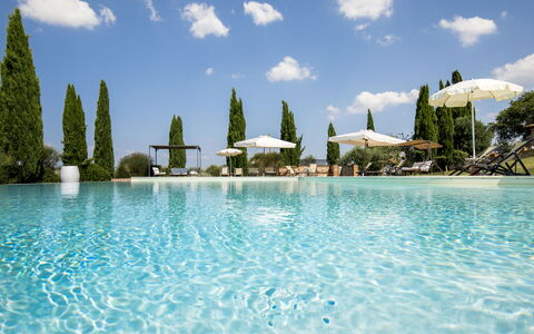 Villa Sulle Crete: Vand, Sky, Himmel, Ejendom, Azure, Plante, Træ, Svømmepøl, Fritid, Aqua