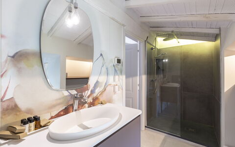 Villa Sulle Crete: Spejl, Tap, Sanitærarmatur, Håndvask, Ejendom, Bygning, Badeværelsesvask, Badeværelse, Hus, Indretning