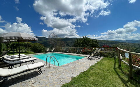 Villa Patrizia: Sky, Vand, Himmel, Svømmepøl, Træ, Udendørs Møbler, Fritid, Liggestol, Plante, Skygge