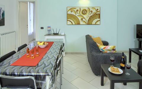 Apartment Fernanda 2 - Levanto: Bord, Møbel, Ejendom, Billedramme, Bygning, Textile, Indretning, Stol, Etage, Gulvbelægning