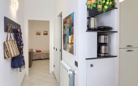 Apartment Fernanda 2 - Levanto: Ejendom, Hvid, Indretning, Hylde, Reoler, Væg, Gas, Blomst, Gulvbelægning, Træ