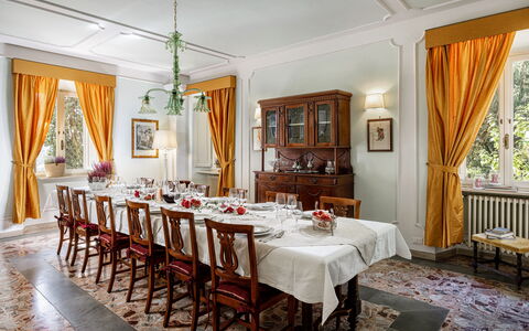 Villa Staggia: Møbel, Indretning, Bord, Stol, Loft, Textile, Belysning, Gulvbelægning, Spisestue, Værelse