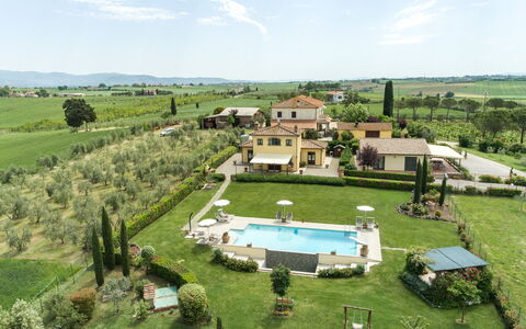 Villa Dei Ciliegi: Himmel, Sky, Plante, Natur, Land Lot, Træ, Urban Design, Græs, Fritid, Hus