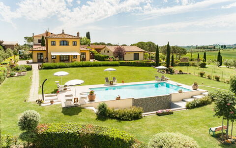 Villa Dei Ciliegi: Sky, Plante, Himmel, Bygning, Svømmepøl, Vand, Træ, Land Lot, Græs, Fritid