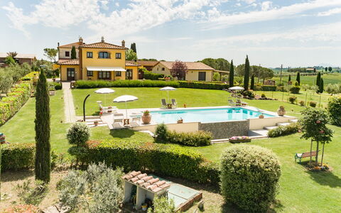 Villa Dei Ciliegi: Sky, Plante, Himmel, Ejendom, Bygning, Grøn, Træ, Land Lot, Urban Design, Græs