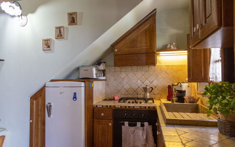 Villa Dei Ciliegi: Countertop, Cabinetry, Ejendom, Plante, Køkken, Komfur, Træ, Gaskomfur, Blomsterkrukke, Indretning