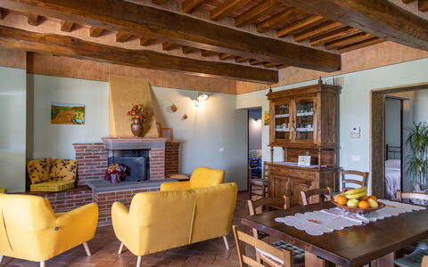 Villa Dei Ciliegi: Møbel, Ejendom, Bord, Couch, Plante, Træ, Billedramme, Stue, Belysning, Indretning