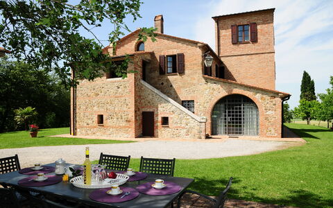 Casale Chieteno: Plante, Ejendom, Møbel, Himmel, Bord, Bygning, Vindue, Træ, Stol, Bordservice