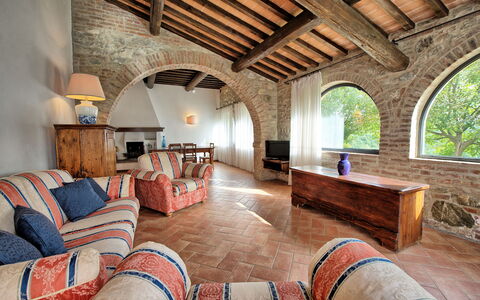 Casale Chieteno: Bord, Møbel, Couch, Bygning, Træ, Vindue, Komfort, Indretning, Stue, Etage
