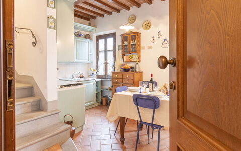 Il Borgo Apartment: Bord, Møbel, Cabinetry, Træ, Indretning, Countertop, Stol, Dør, Etage, Køkken