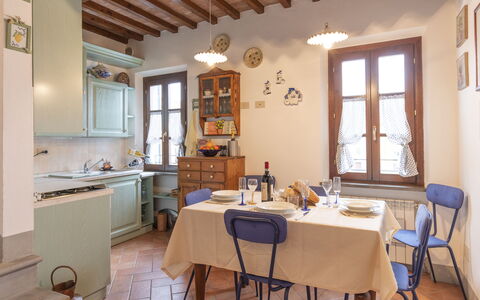 Il Borgo Apartment: Møbel, Bord, Ejendom, Cabinetry, Vindue, Stol, Træ, Indretning, Countertop