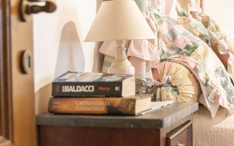 Il Borgo Apartment: Produkt, Træ, Indretning, Lampe, Skuffe, Stue, Komfort, Reoler, Hårdttræ, Sengebord