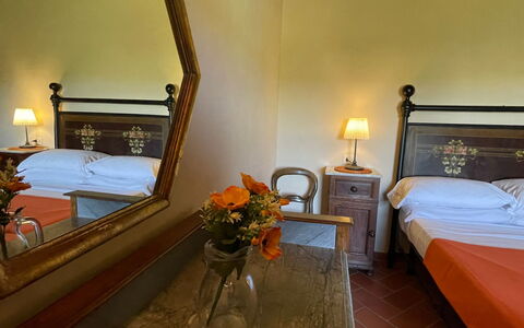 Podere La Sterza: Møbel, Spejl, Komfort, Blomst, Bygning, Belysning, Bed Frame, Lampe, Indretning, Etage