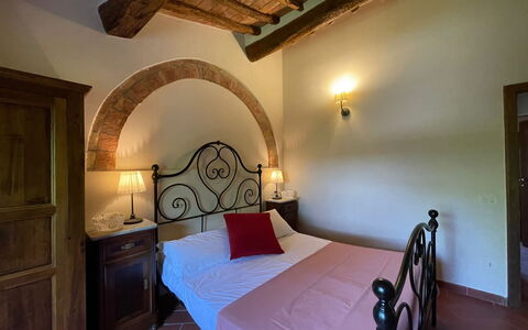 Podere La Sterza: Møbel, Ejendom, Komfort, Træ, Bed Frame, Belysning, Bygning, Indretning, Arkitektur, Cabinetry