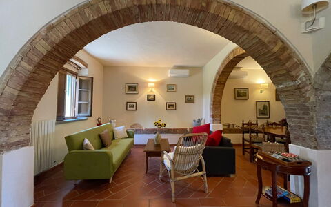 Podere La Sterza: Møbel, Bord, Couch, Billedramme, Plante, Stol, Stueplante, Stue, Komfort, Indretning