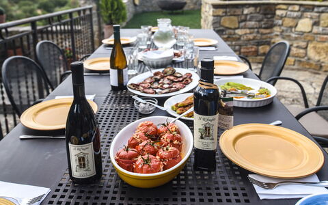 Casale Montanare: Mad, Bord, Bordservice, Møbel, Flaske, Stol, Plade, Vinglas, Ingrediens