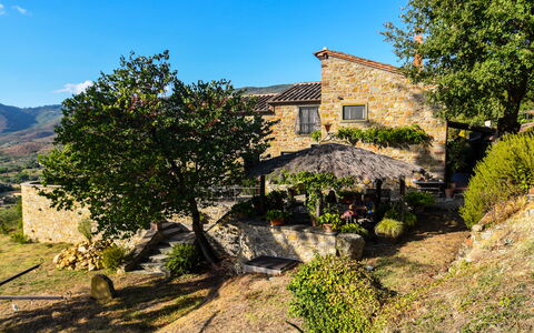 Casale Montanare: Plante, Ejendom, Himmel, Plantesamfund, Vindue, Bygning, Naturlige Landskab, Land Lot, Træ, Hus