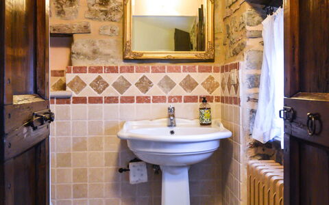 Casale Montanare: Spejl, Tap, Håndvask, Sanitærarmatur, Badeværelsesvask, Badeværelse, Bygning, Purple, Cabinetry, Træ