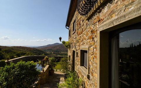 Casale Montanare: Plante, Himmel, Bygning, Blad, Træ, Landskab, Landdistrikt, Ejendom, Sommerhus, Træ