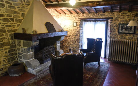 Casale Montanare: Bygning, Vindue, Træ, Indretning, Bord, Etage, Stue, Gulvbelægning, Væg, Stol