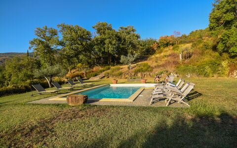 Casale Montanare: Plante, Himmel, Plantesamfund, Vand, Naturlige Landskab, Svømmepøl, Udendørs Møbler, Sky, Land Lot, Træ