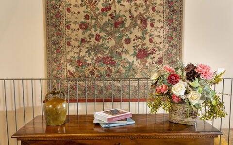 Podere D'Asso: Bord, Blomst, Møbel, Plante, Textile, Træ, Indretning, Stue, Etage, Gulvbelægning