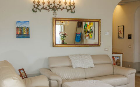 La Terrazza Sulla Valle: Billedramme, Møbel, Ejendom, Couch, Bord, Bygning, Indretning, Stue, Træ, Komfort