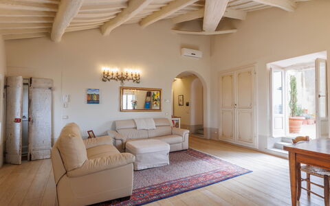 La Terrazza Sulla Valle: Møbel, Ejendom, Billedramme, Couch, Bord, Træ, Indretning, Stueplante, Hal, Bygning