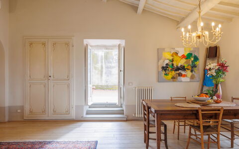 La Terrazza Sulla Valle: Bygning, Dør, Bord, Træ, Indretning, Arkitektur, Vindue, Hus, Gulvbelægning, Etage