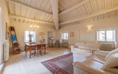 La Terrazza Sulla Valle: Møbel, Bord, Ejendom, Billedramme, Træ, Indretning, Stol, Couch, Etage, Gulvbelægning