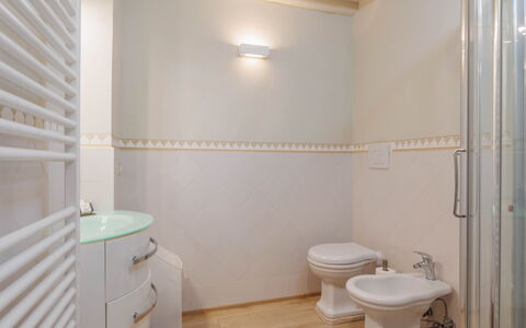 La Terrazza Sulla Valle: Sanitærarmatur, Cabinetry, Toilet, Bygning, Badeværelse, Træ, Belysning, Hus, Indretning, Gulvbelægning