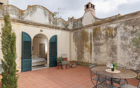 La Terrazza Sulla Valle: Møbel, Sky, Bord, Bygning, Plante, Himmel, Indretning, Udendørs Møbler, Ejendom, Udendørs Bord