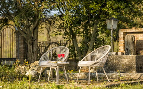 Villa Pianoia: Plante, Møbel, Blad, Botanik, Træ, Vegetationen, Træ, Græs, Stol, Fritid