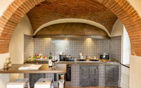 Villa Pianoia: Countertop, Træ, Cabinetry, Komfur, Gulvbelægning, Køkken, Etage, Indretning, Bord, Køkken Apparat