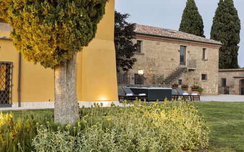 Villa Pianoia: Plante, Himmel, Ejendom, Bygning, Vindue, Træ, Land Lot, Vegetationen, Gul, Græs